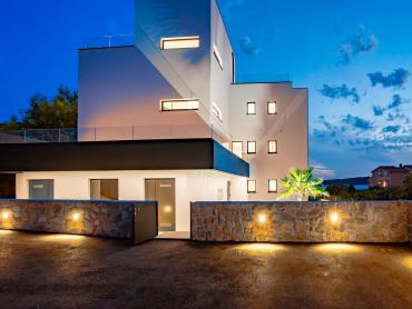 Luksuzni penthouse s privatnom prostranom krovnom terasom i prekrasnim pogledom na more, Barbat.