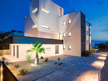 Luksuzni penthouse s privatnom prostranom krovnom terasom i prekrasnim pogledom na more, Barbat.