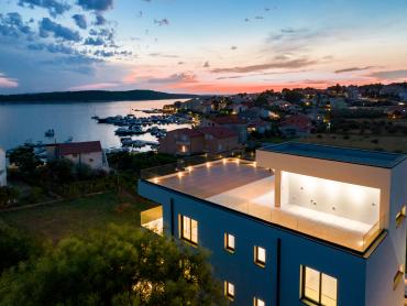 Luksuzni penthouse s privatnom prostranom krovnom terasom i prekrasnim pogledom na more, Barbat.