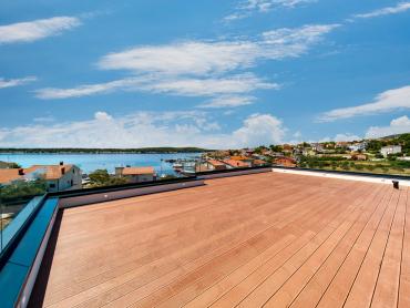 Luksuzni penthouse s privatnom prostranom krovnom terasom i prekrasnim pogledom na more, Barbat.
