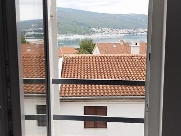 SAMOSTOJEĆA KUĆA S BAZENOM NA MIRNOJ LOKACIJI