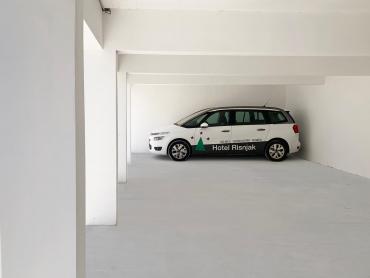 Garaža na prodaju na atraktivnoj lokaciji uz rub zelenog pojasa