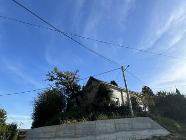 Kuća za adaptaciju na odličnoj lokaciji