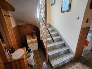 Kuća 218m² sa pomoćnim objektima u mirnom mjestu nadomak Zlatara
