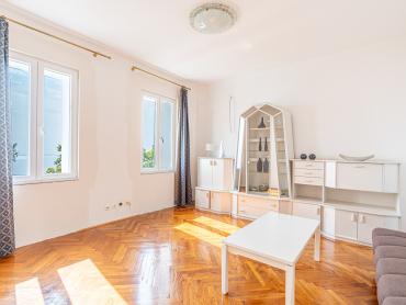 Opatija , samostojeća kuća s okućnicom