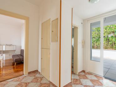 Opatija , samostojeća kuća s okućnicom