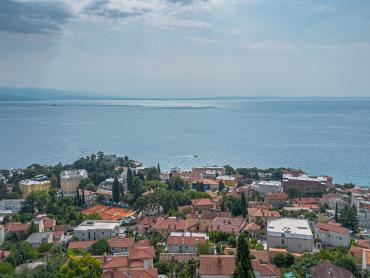 Opatija , samostojeća kuća s okućnicom