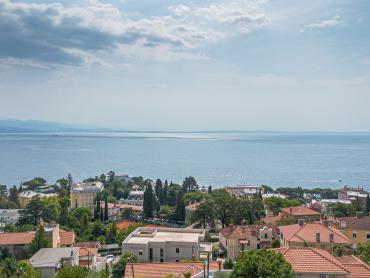 Opatija , samostojeća kuća s okućnicom