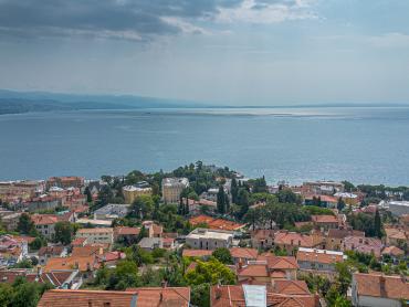 Opatija , samostojeća kuća s okućnicom