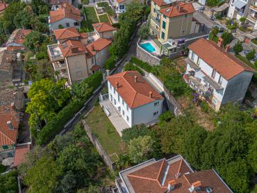 Opatija , samostojeća kuća s okućnicom