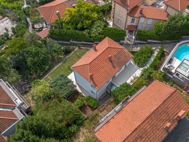 Opatija , samostojeća kuća s okućnicom