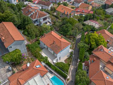 Opatija , samostojeća kuća s okućnicom