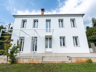 Opatija , samostojeća kuća s okućnicom