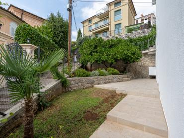 Opatija , samostojeća kuća s okućnicom