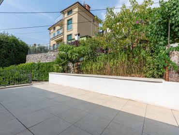 Opatija , samostojeća kuća s okućnicom