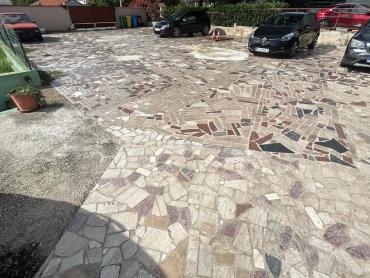 Prilika!! Veliko Građevinsko Zemljište s Kućom - Pula