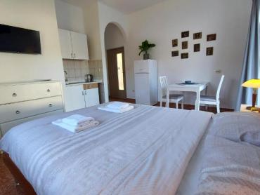 ISTRA PJEŠČANA UVALA / KUĆA SA PROSTRANOM OKUĆNICOM