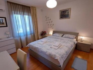 ISTRA PJEŠČANA UVALA / KUĆA SA PROSTRANOM OKUĆNICOM