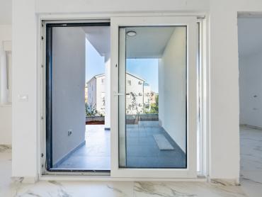 APARTMAN U NOVOGRADNI - PRIZEMLJE S OKUĆNICOM -  ČIŽIĆI 