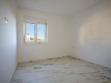 APARTMAN U NOVOGRADNI - PRIZEMLJE S OKUĆNICOM -  ČIŽIĆI 