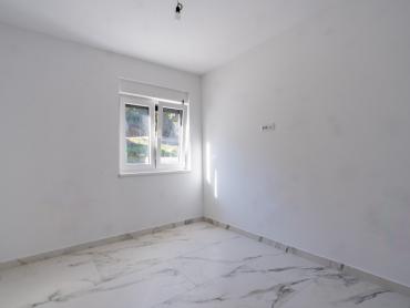 APARTMAN U NOVOGRADNI - PRIZEMLJE S OKUĆNICOM -  ČIŽIĆI 