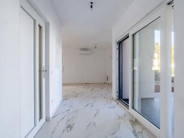 APARTMAN U NOVOGRADNI - PRIZEMLJE S OKUĆNICOM -  ČIŽIĆI 
