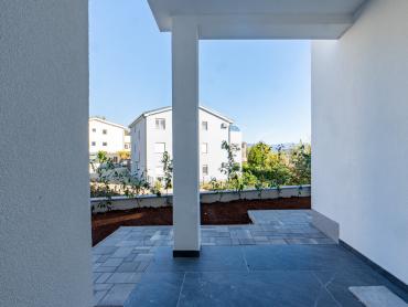APARTMAN U NOVOGRADNI - PRIZEMLJE S OKUĆNICOM -  ČIŽIĆI 