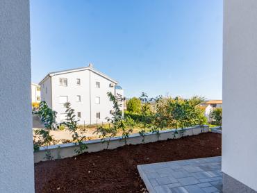 APARTMAN U NOVOGRADNI - PRIZEMLJE S OKUĆNICOM -  ČIŽIĆI 