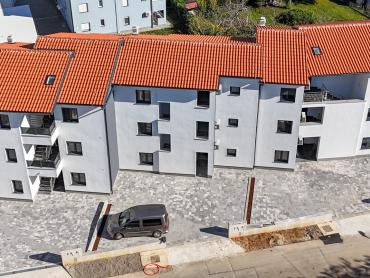 APARTMAN U NOVOGRADNI - PRIZEMLJE S OKUĆNICOM -  ČIŽIĆI 