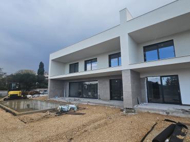 VILA SA UMIRUJUĆIM POGLEDOM