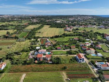 GRAĐEVINSKO ZEMLJIŠTE 690M2 U BLIZINI MORA