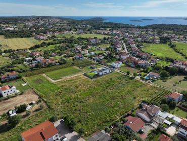 GRAĐEVINSKO ZEMLJIŠTE 690M2 U BLIZINI MORA