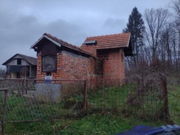 Velika gospodarska zgrada i solidna kuća