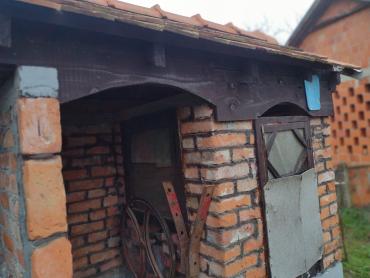 Velika gospodarska zgrada i solidna kuća