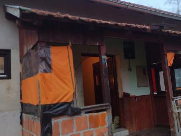 Velika gospodarska zgrada i solidna kuća