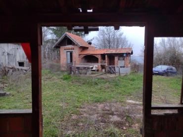 Velika gospodarska zgrada i solidna kuća
