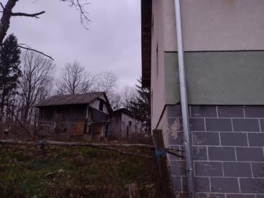 Velika gospodarska zgrada i solidna kuća