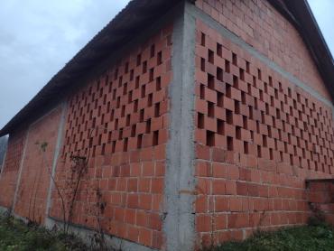 Velika gospodarska zgrada i solidna kuća