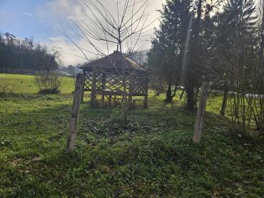 Neopisivno savršeno zemljište sa Kurijom