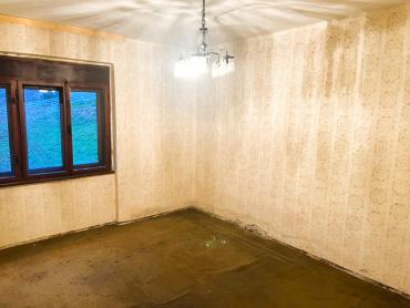 Kuća na brežuljku s velikom okućnicom – prilika za adaptaciju po vašim željama