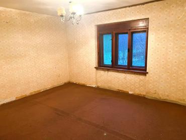 Kuća na brežuljku s velikom okućnicom – prilika za adaptaciju po vašim željama