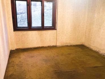Kuća na brežuljku s velikom okućnicom – prilika za adaptaciju po vašim željama