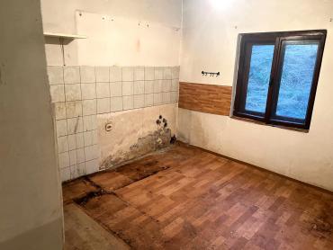 Kuća na brežuljku s velikom okućnicom – prilika za adaptaciju po vašim željama