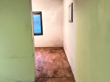 Kuća na brežuljku s velikom okućnicom – prilika za adaptaciju po vašim željama
