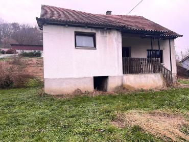 Kuća na brežuljku s velikom okućnicom – prilika za adaptaciju po vašim željama