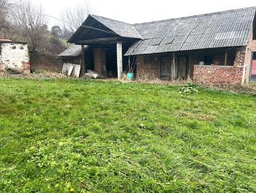 Kuća na brežuljku s velikom okućnicom – prilika za adaptaciju po vašim željama