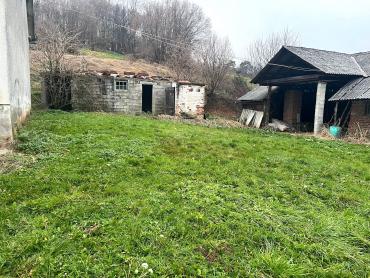 Kuća na brežuljku s velikom okućnicom – prilika za adaptaciju po vašim željama