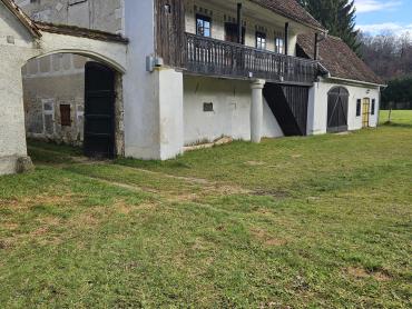 Neopisivno savršeno zemljište sa Kurijom