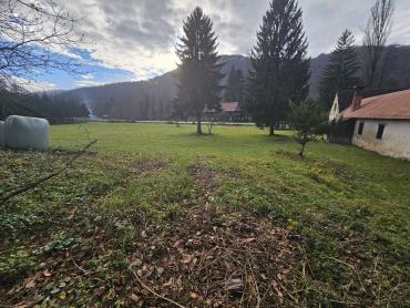 Neopisivno savršeno zemljište sa Kurijom