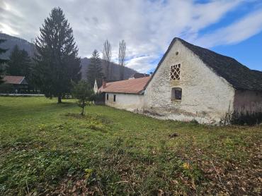 Neopisivno savršeno zemljište sa Kurijom